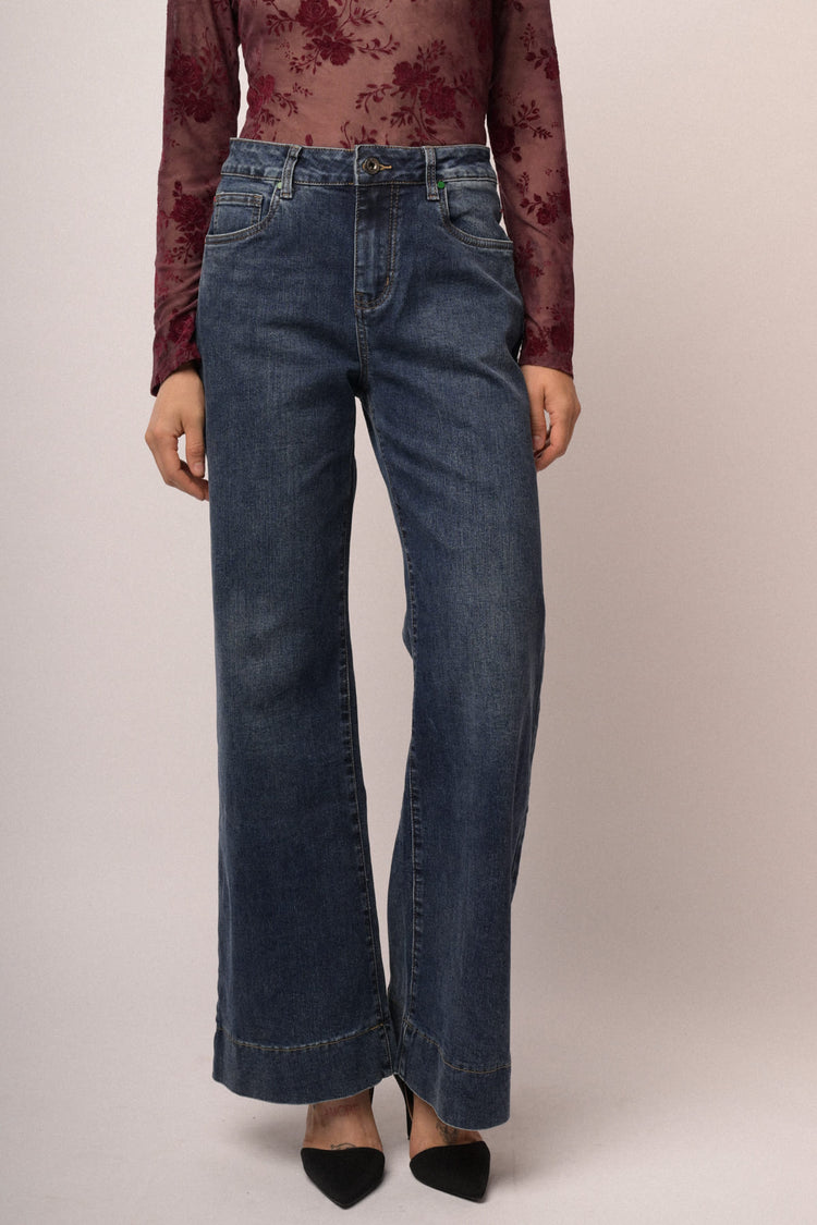 Jeans zampa scuro con ricami