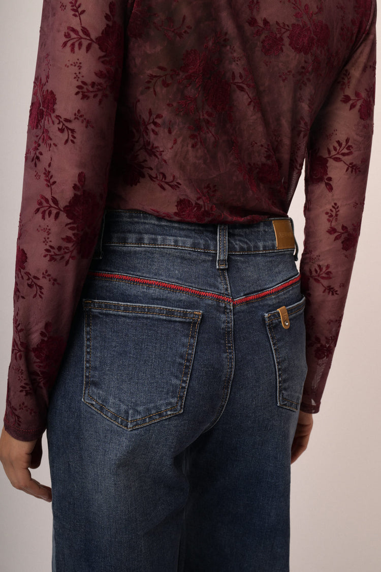 Jeans zampa scuro con ricami