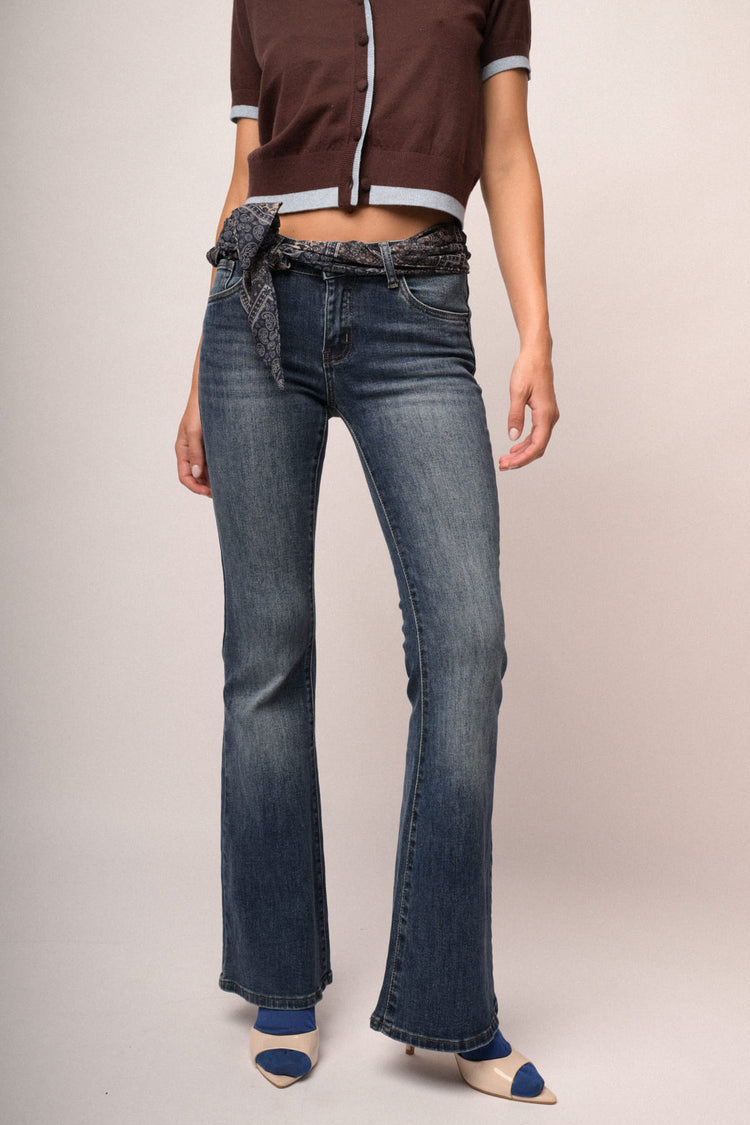Jeans zampa con foulard
