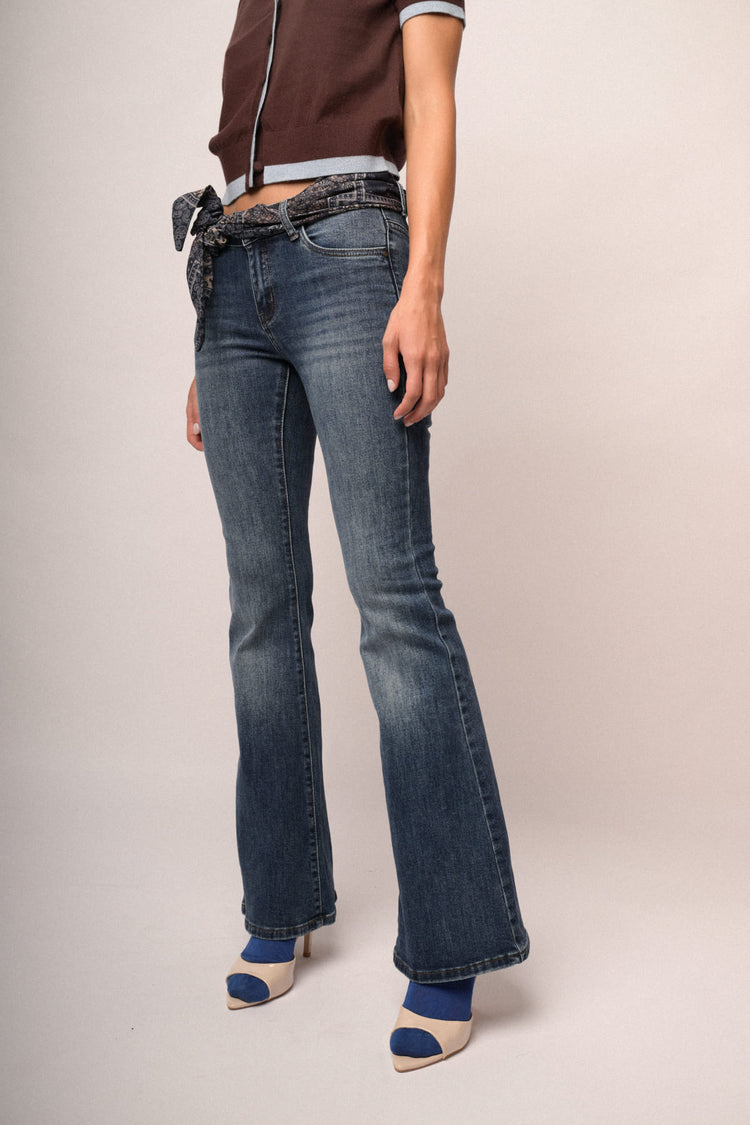 Jeans zampa con foulard