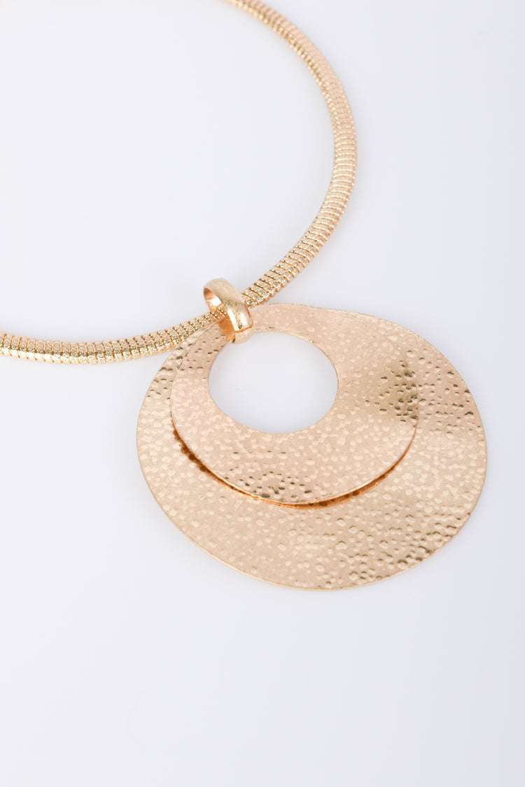 Circle pendant rigid necklace