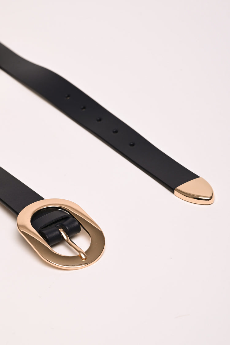 Oval buckle leather belt
