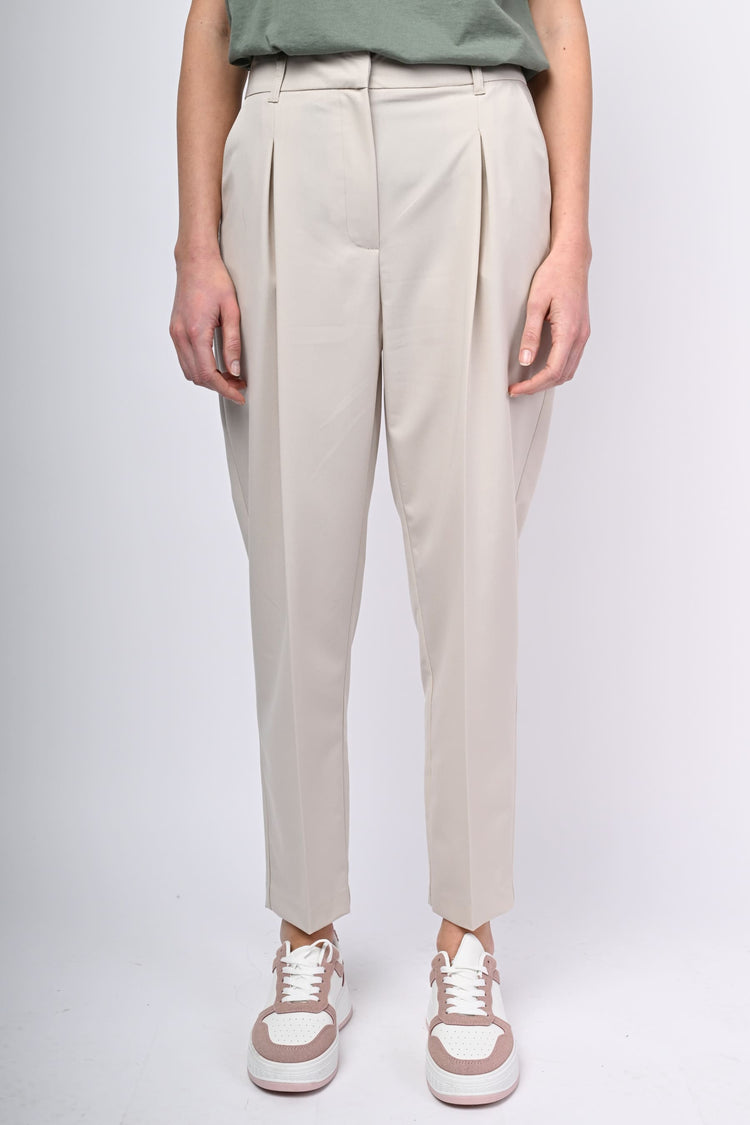 Pleated carrot-leg trousers