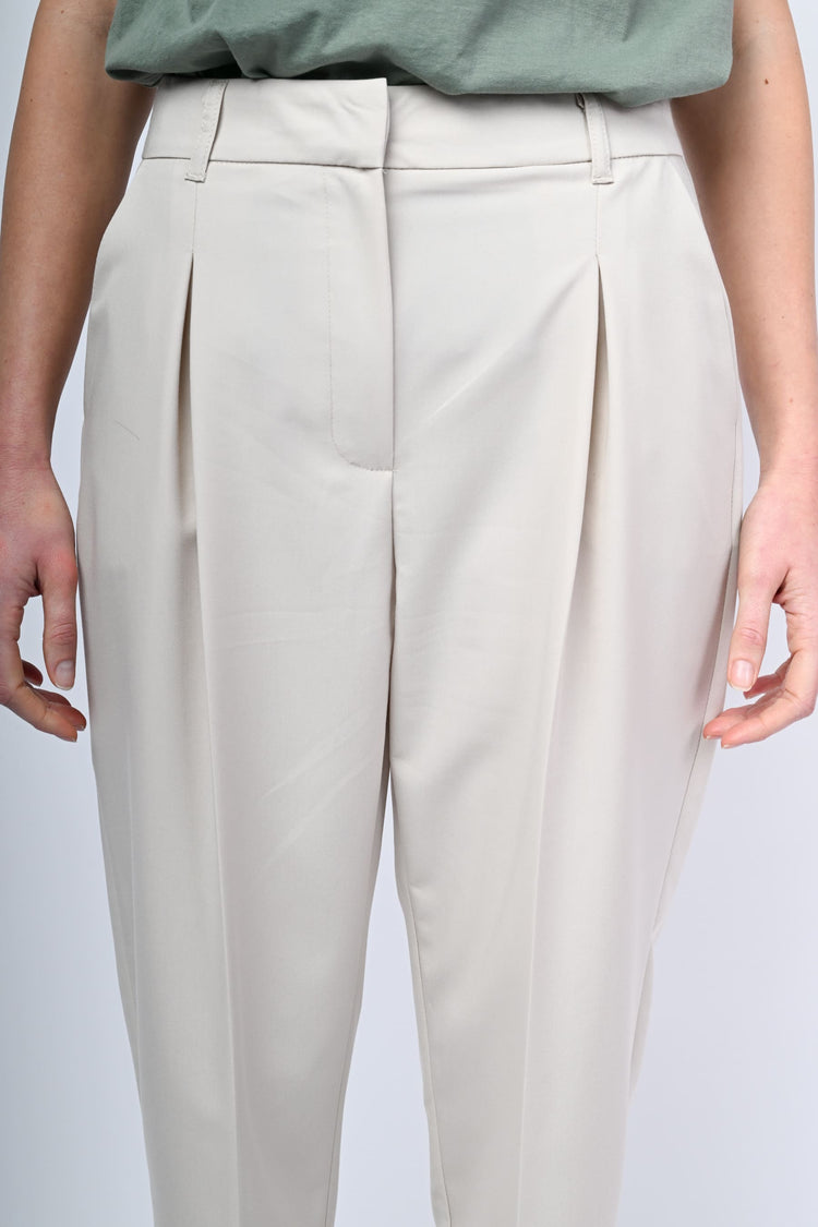 Pleated carrot-leg trousers