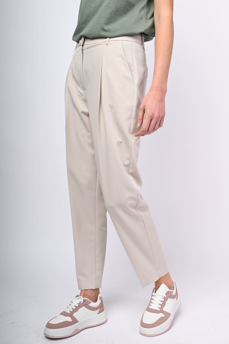 Pleated carrot-leg trousers