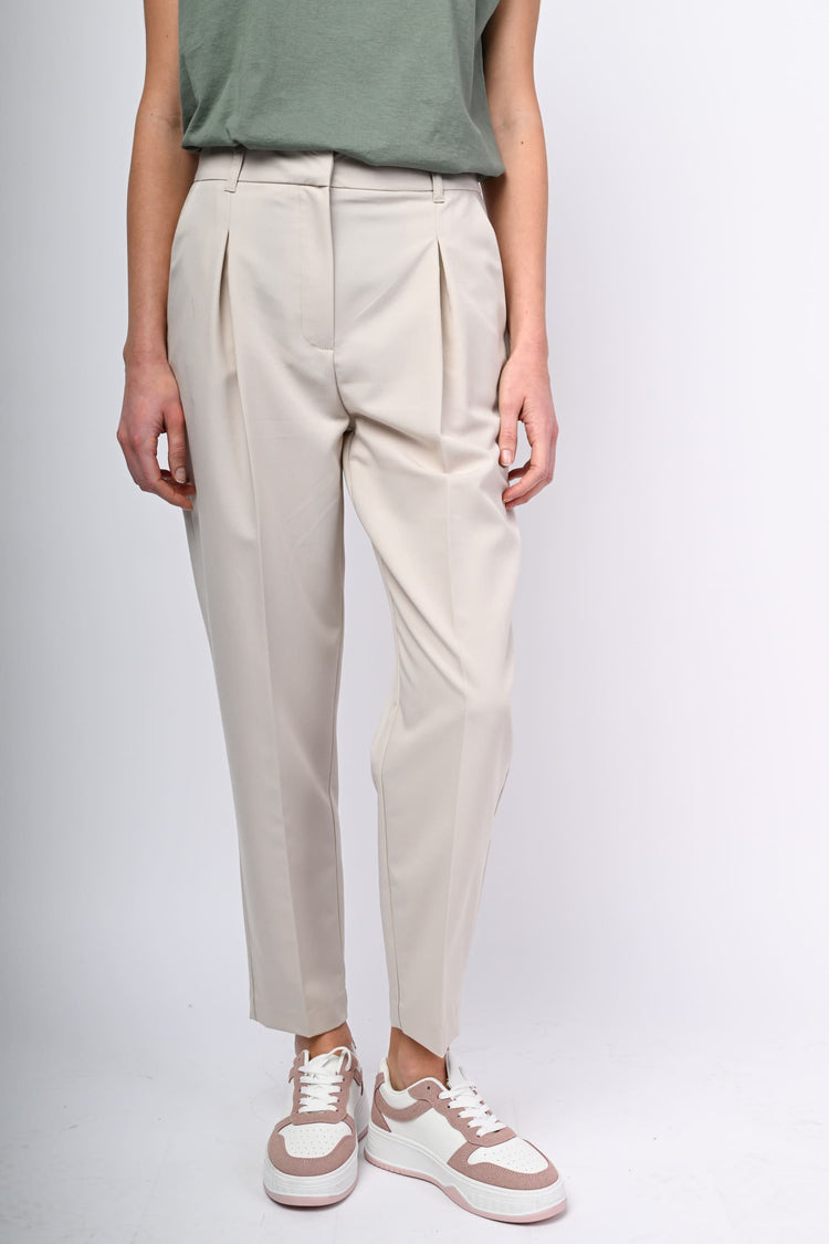 Pleated carrot-leg trousers