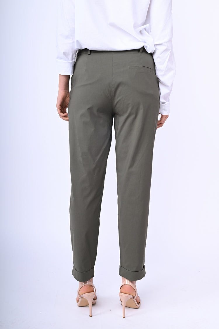 Turn-up baggy trousers
