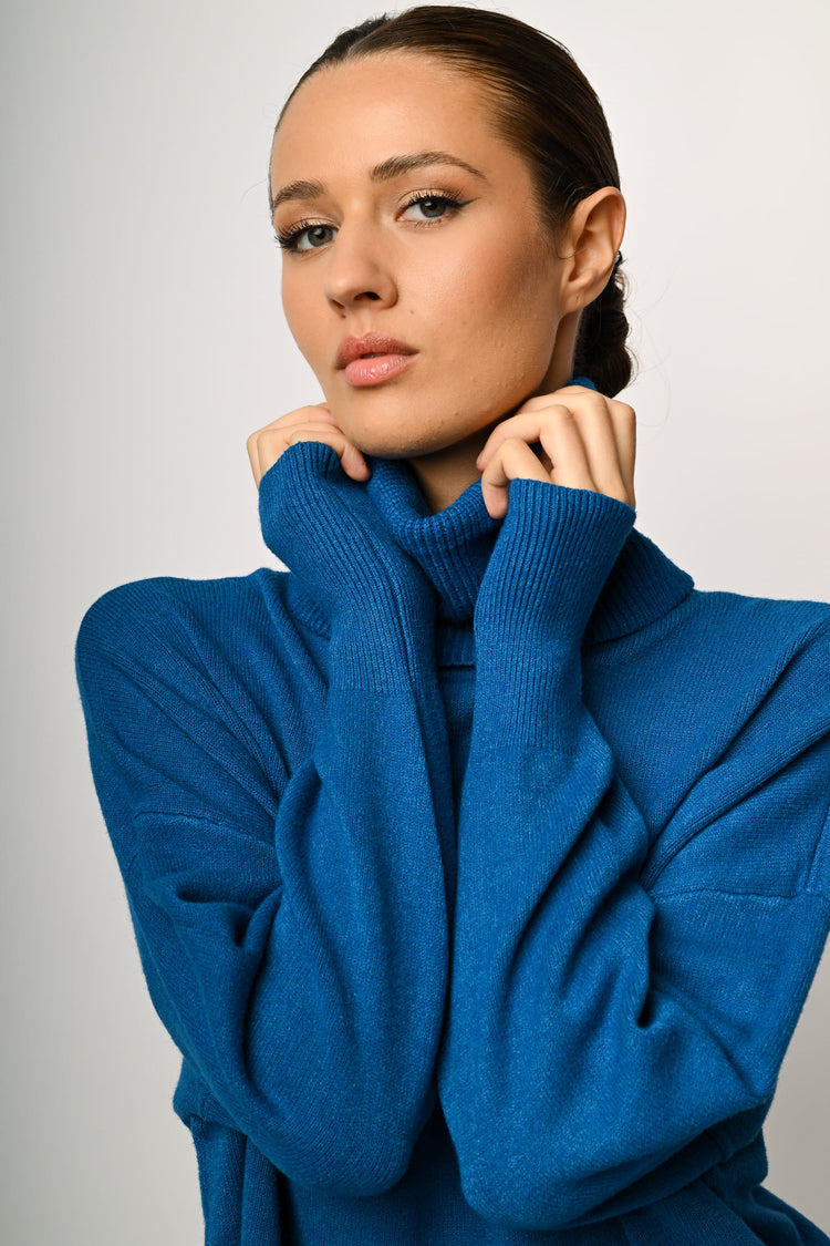 Loose-fit turtleneck