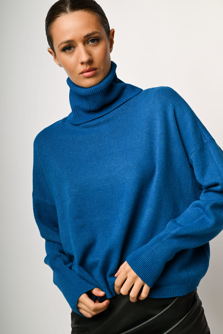 Loose-fit turtleneck