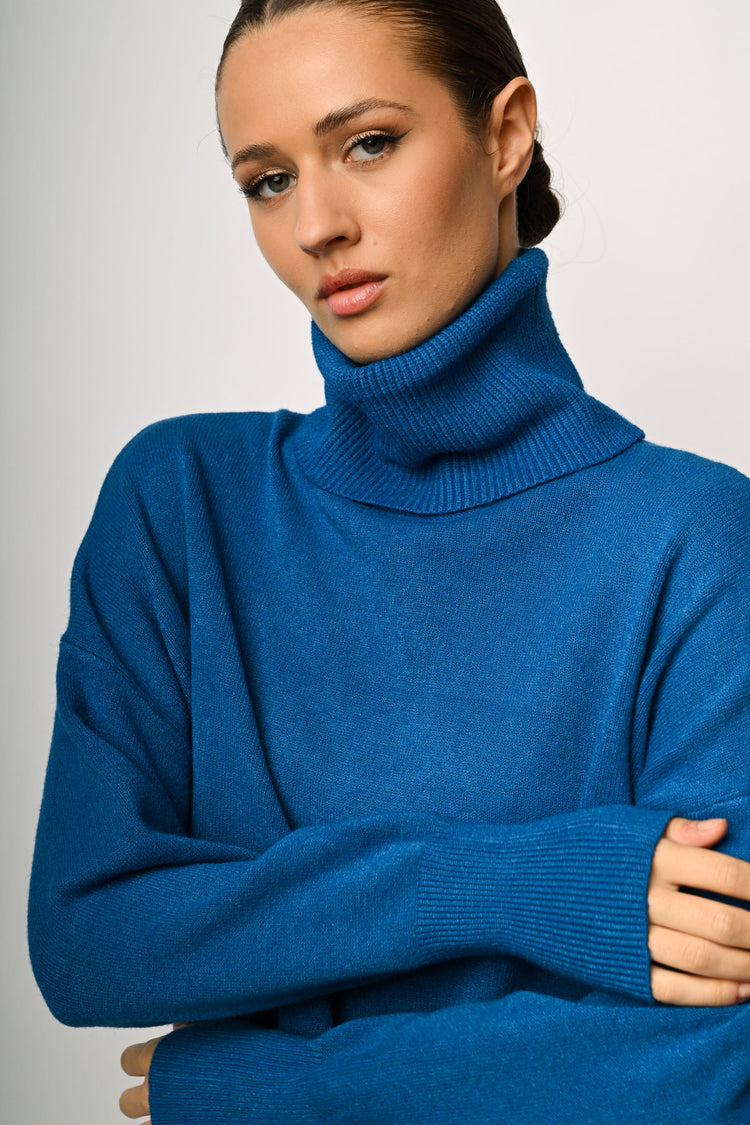 Loose-fit turtleneck