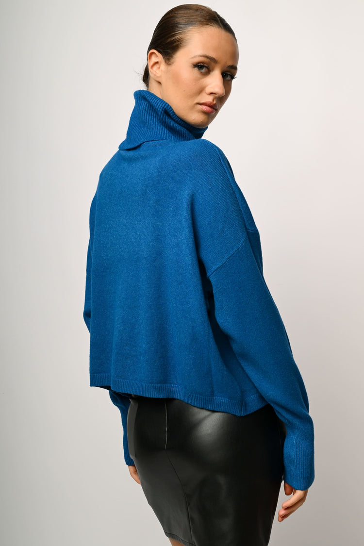 Loose-fit turtleneck