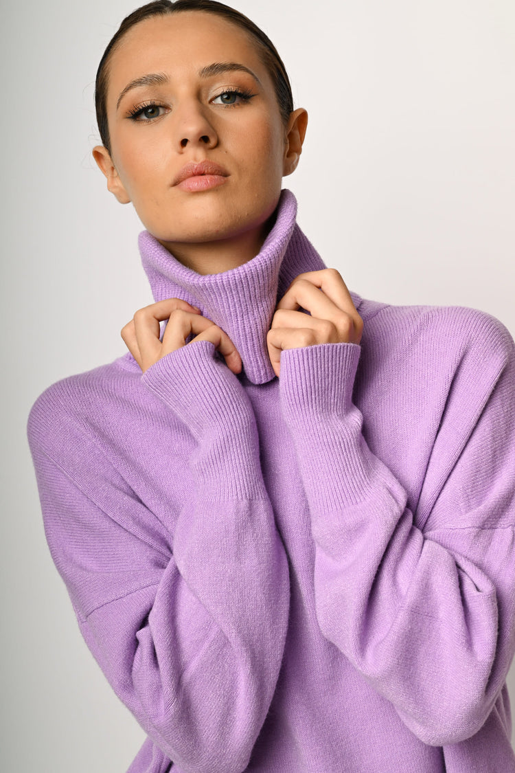 Loose-fit turtleneck