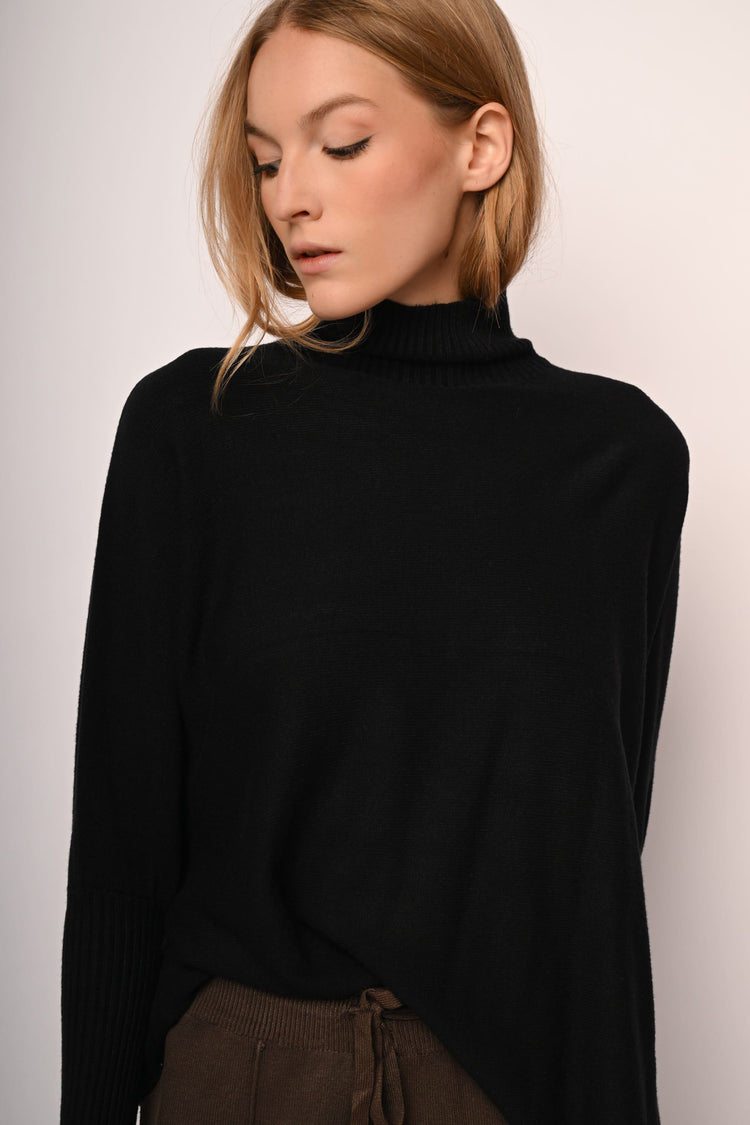 Batwing sleeves turtleneck