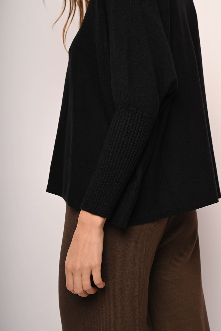 Batwing sleeves turtleneck