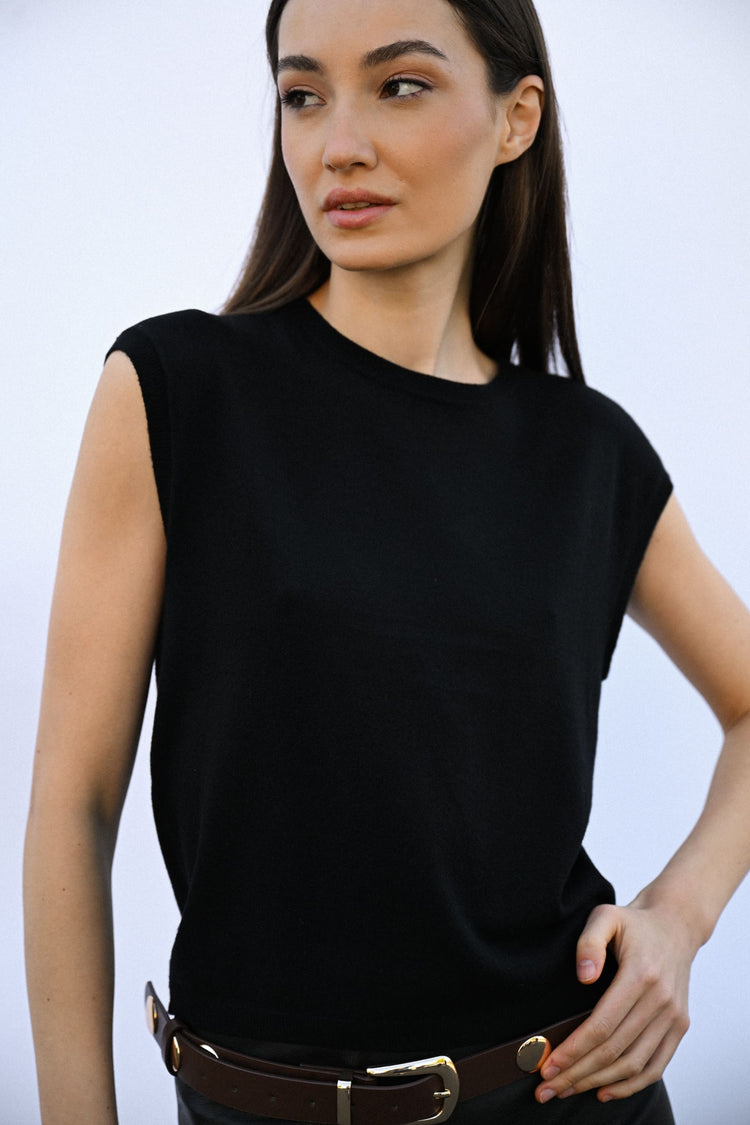 Sleeveless basic sweater