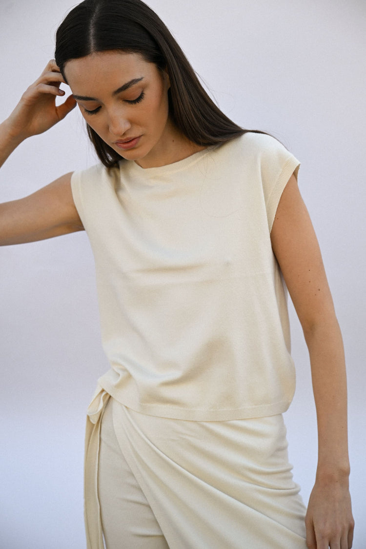 Sleeveless basic sweater