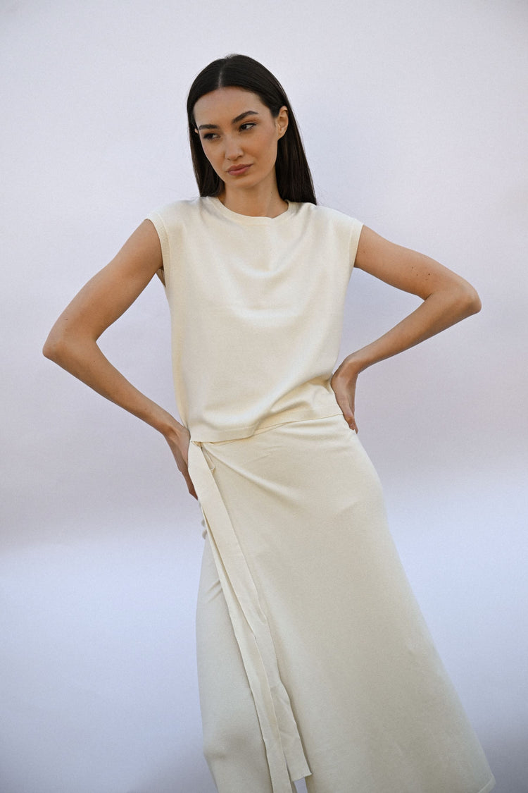 Sleeveless basic sweater