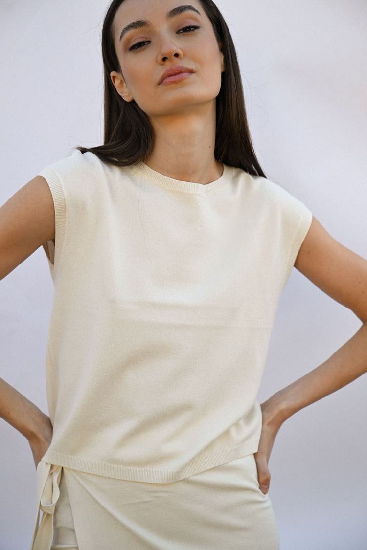 Sleeveless basic sweater