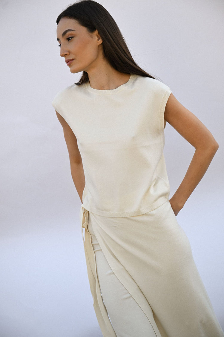Sleeveless basic sweater