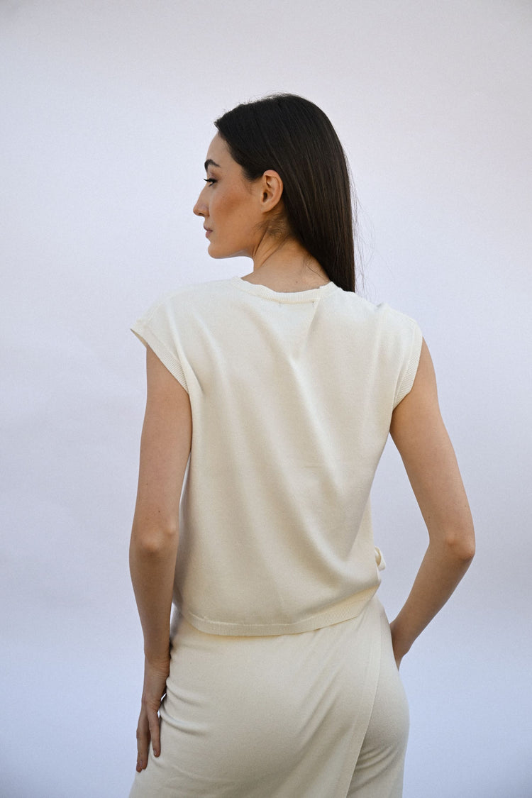 Sleeveless basic sweater