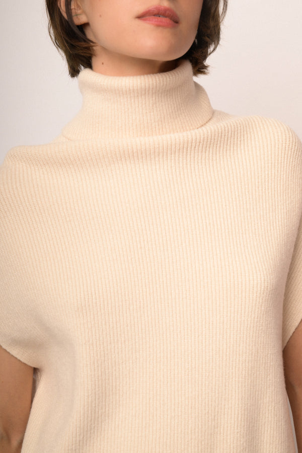 Maglia smanicata collo
