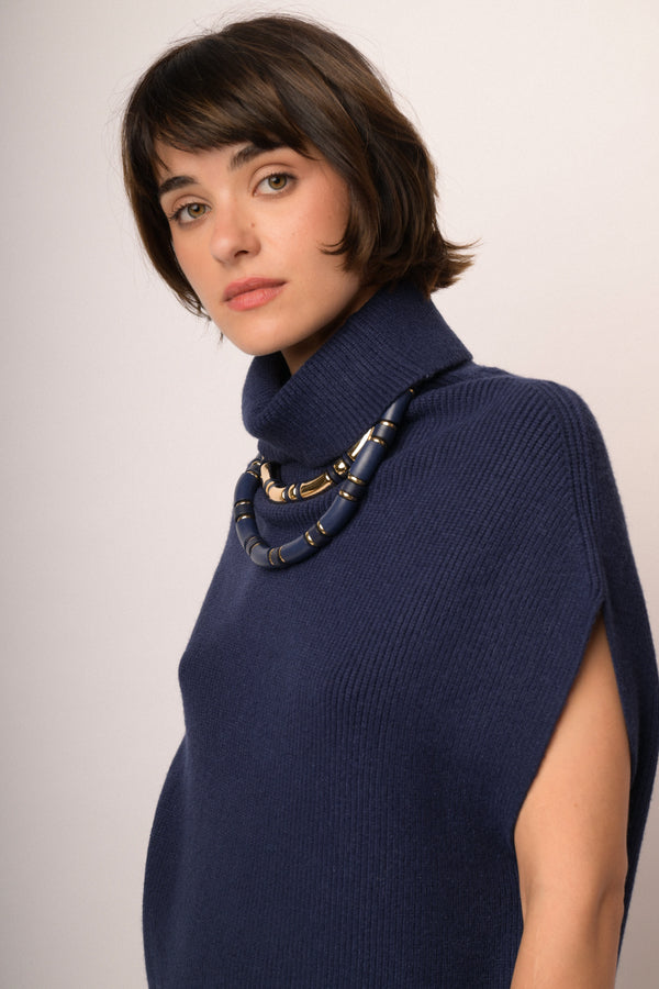 Maglia smanicata collo