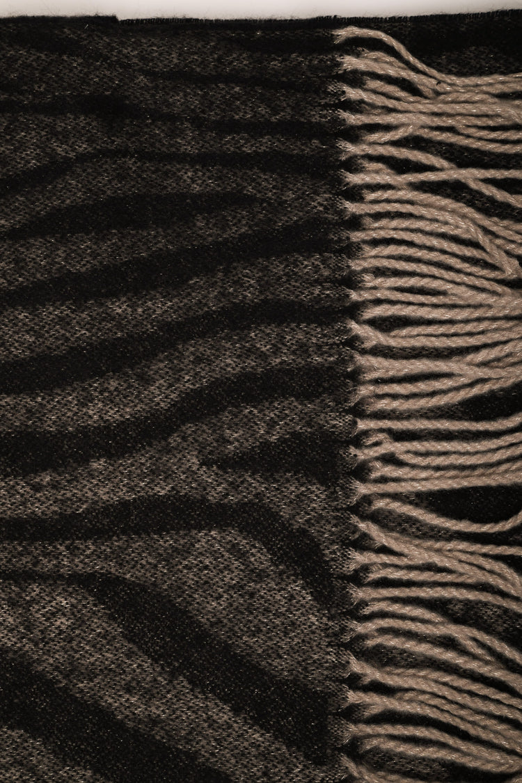 Animalier jacquard scarf
