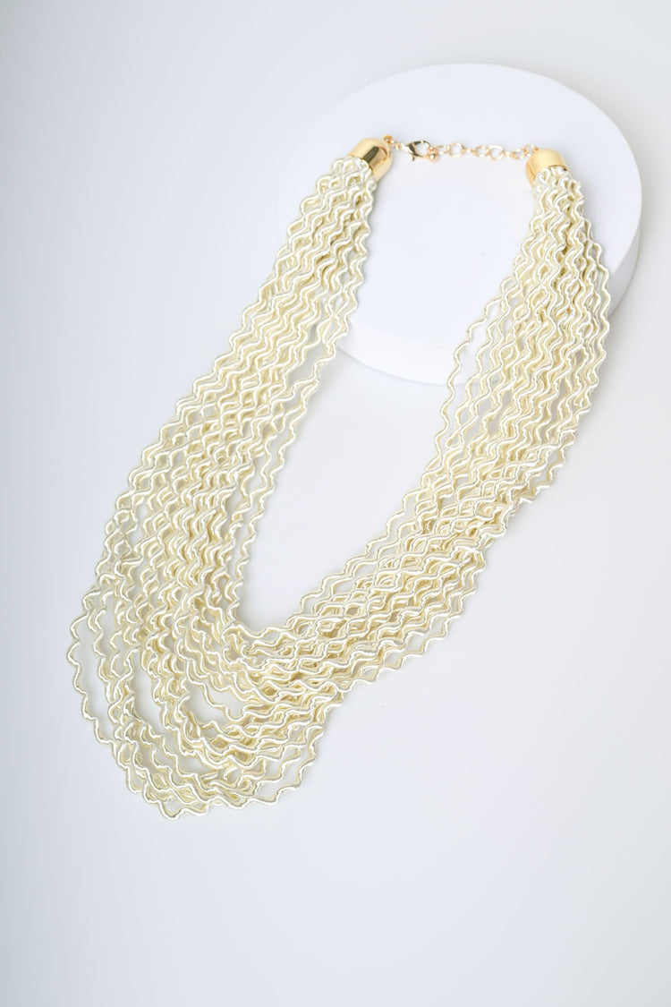 Wavy thread necklace