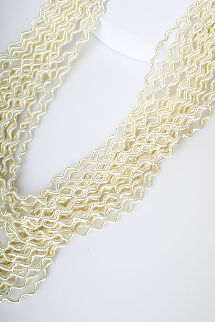 Wavy thread necklace