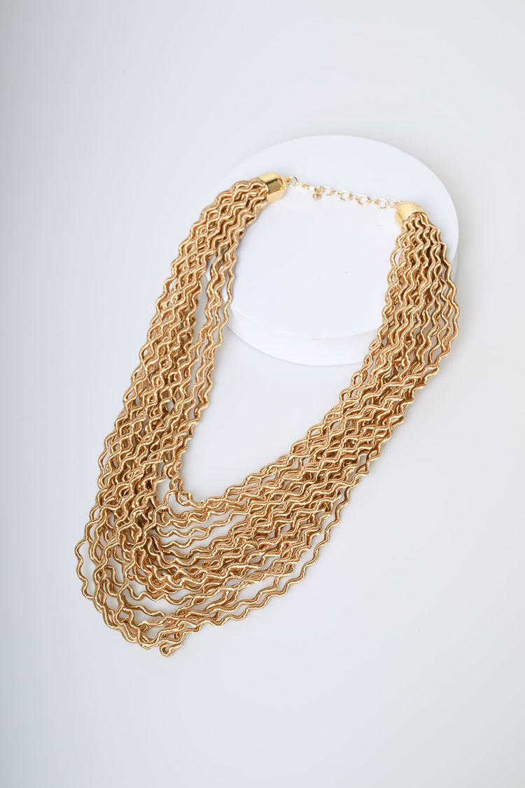 Wavy thread necklace