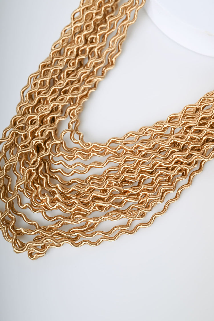 Wavy thread necklace