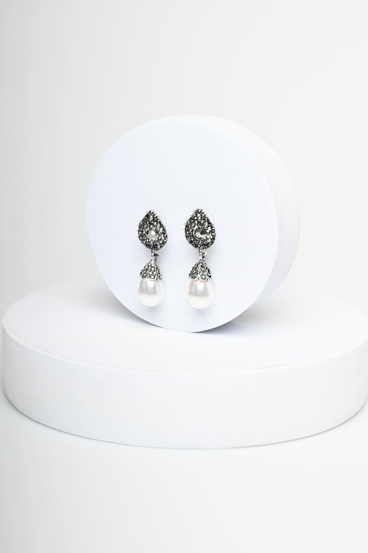 Pearl and rhinestones earrings