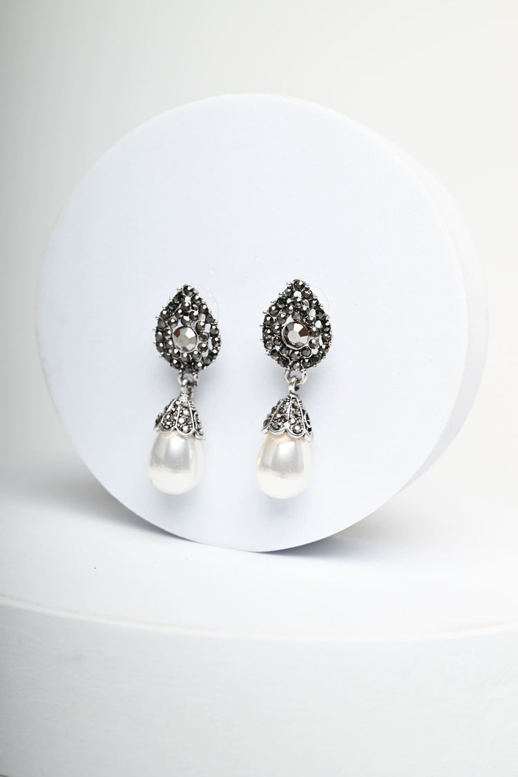 Pearl and rhinestones earrings