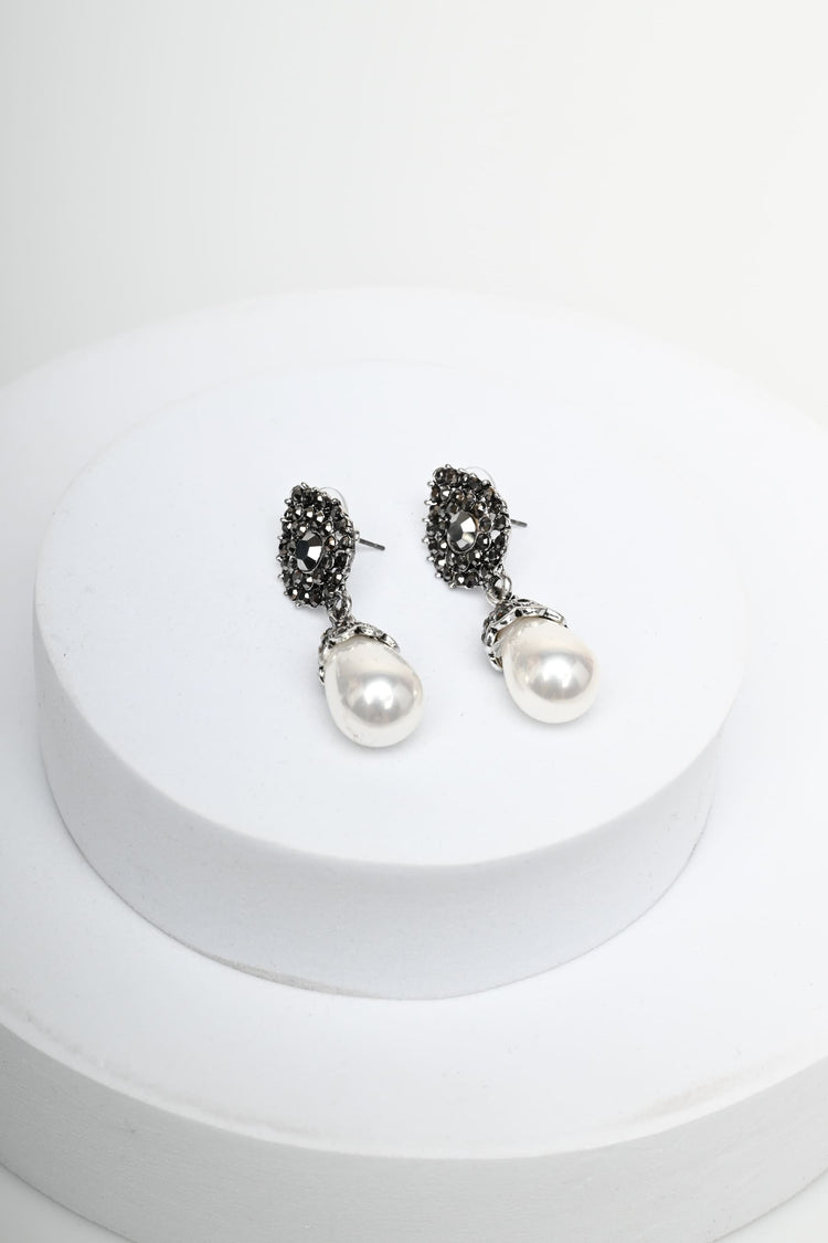 Pearl and rhinestones earrings