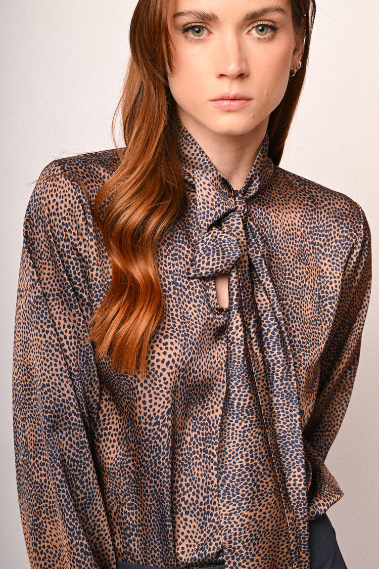 Pussy-bow-neck animalier print blouse