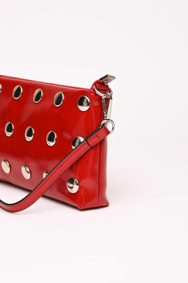 Pochette in vernice con borchie