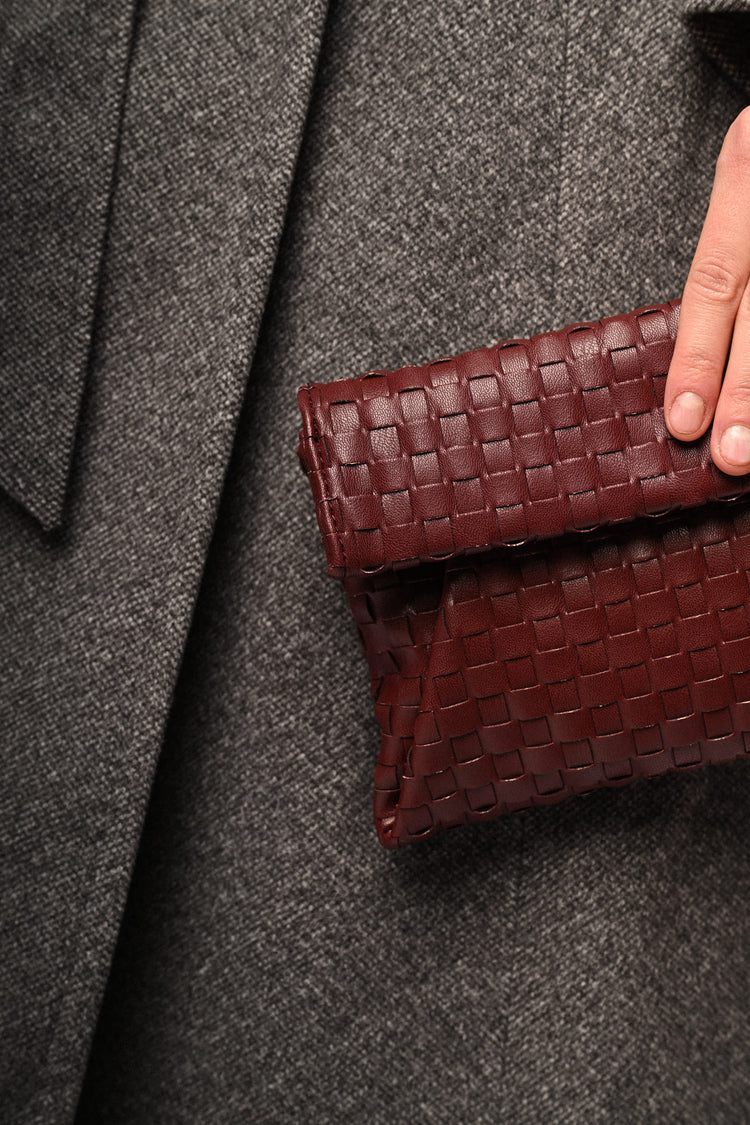 Pochette bordeaux con motivo intrecciato