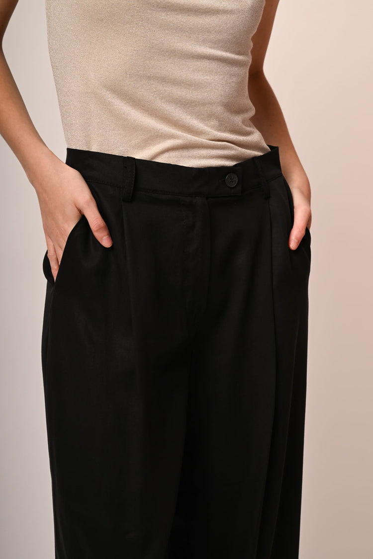 Darts wide-leg trousers