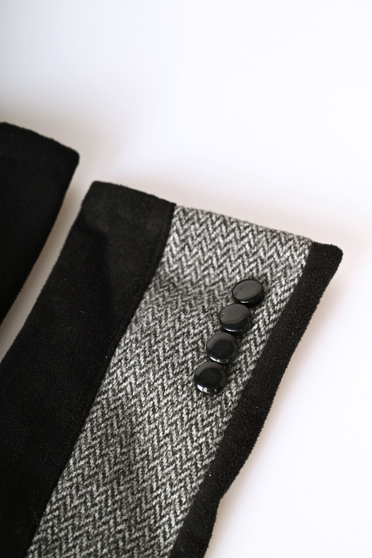Chevron motif gloves